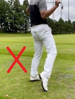 ゴルフ｜右膝が前に出るとミート率が落ちる。正しい動かし方。